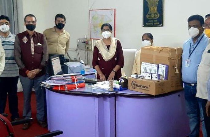 Thermal guns and oximeters from traders in Amalnera | अमळनेरात व्यापाऱ्यांकडून पालिकेला थर्मल गन व आॅक्सिमीटर Thermal guns and oximeters from traders in Amalnera | अमळनेरात व्यापाऱ्यांकडून पालिकेला थर्मल गन व आॅक्सिमीटर