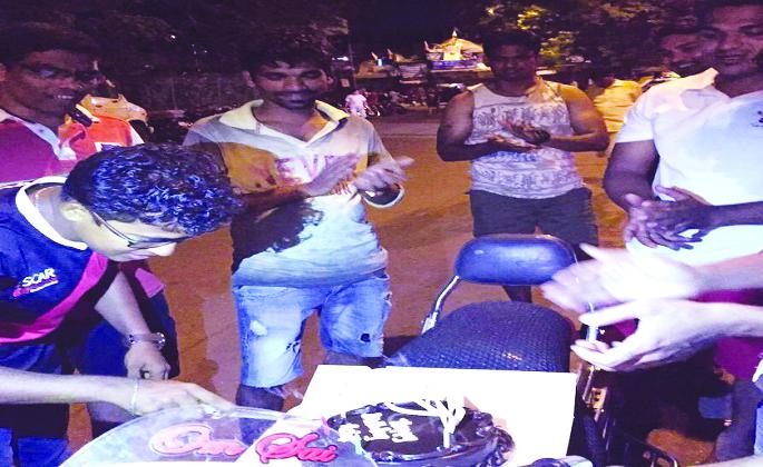 Aran Deva; Dhingana of 'Birthday' in Bhar Chowk; Harassing youth goes to jail | अरं देवा; भर चौकात ‘बर्थ डे’चा धिंगाणा; त्रास देणारी तरुणाई जातेय तुरुंगात Aran Deva; Dhingana of 'Birthday' in Bhar Chowk; Harassing youth goes to jail | अरं देवा; भर चौकात ‘बर्थ डे’चा धिंगाणा; त्रास देणारी तरुणाई जातेय तुरुंगात