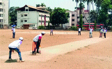 The match was played on the net | निव्वळ आवाजावरच खेळला ‘त्यां’नी क्रिकेट स्पर्धेतील सामना The match was played on the net | निव्वळ आवाजावरच खेळला ‘त्यां’नी क्रिकेट स्पर्धेतील सामना