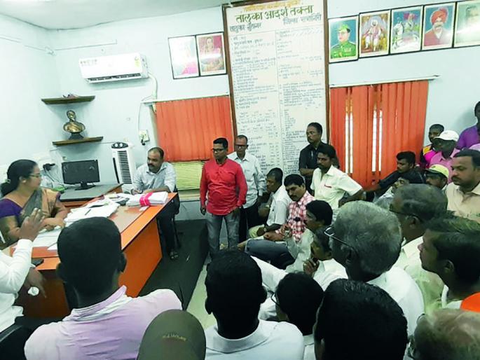 Bihari worker raped in Guhagar village; Enclosing the villagers of tehsildars | बिहारी कामगाराचा गुहागरात महिलेवर बलात्कार ; संतप्त ग्रामस्थांचा तहसिलदारांना घेराव Bihari worker raped in Guhagar village; Enclosing the villagers of tehsildars | बिहारी कामगाराचा गुहागरात महिलेवर बलात्कार ; संतप्त ग्रामस्थांचा तहसिलदारांना घेराव