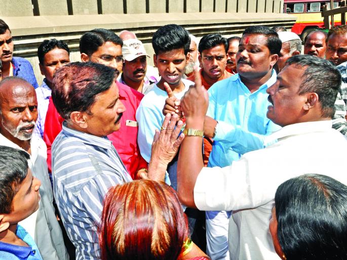 During the anti-encroachment proceedings in Sangli, the controversy, the corporator has taken anti roles | सांगलीत अतिक्रमणविरोधी कारवाईवेळी वादावादी, नगरसेवकानेच घेतली विरोधी भूमिका During the anti-encroachment proceedings in Sangli, the controversy, the corporator has taken anti roles | सांगलीत अतिक्रमणविरोधी कारवाईवेळी वादावादी, नगरसेवकानेच घेतली विरोधी भूमिका