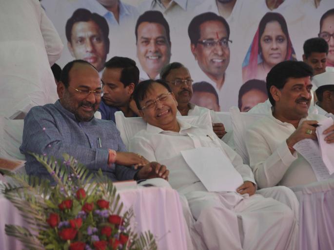 Sanghilikar laughed with the speech of Kangarwar's tongs, turbulent and humorous, genuine Gavran. | पतंगरावांचे चिमटे, गुदगुल्या आणि हास्यकारंजे, अस्सल गावरान शब्दातील भाषणबाजीने सांगलीकरांना हसविले मनमुराद Sanghilikar laughed with the speech of Kangarwar's tongs, turbulent and humorous, genuine Gavran. | पतंगरावांचे चिमटे, गुदगुल्या आणि हास्यकारंजे, अस्सल गावरान शब्दातील भाषणबाजीने सांगलीकरांना हसविले मनमुराद