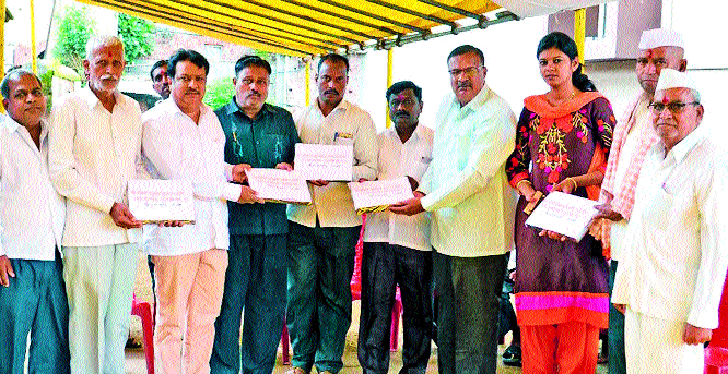 Mother's visitor's books | आईच्या उत्तरकार्यावेळी पुस्तके भेट