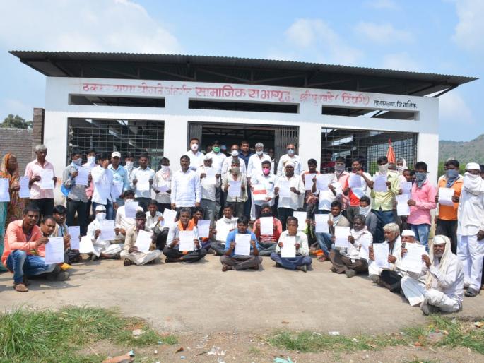 Distribution of caste certificates to 200 tribals | दोनशे आदिवासींना जातीचे दाखले वाटप Distribution of caste certificates to 200 tribals | दोनशे आदिवासींना जातीचे दाखले वाटप