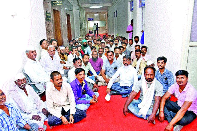 Traders in Stack Traders | सटाण्यात व्यापारी, शेतकऱ्यांचा ठिय्या Traders in Stack Traders | सटाण्यात व्यापारी, शेतकऱ्यांचा ठिय्या