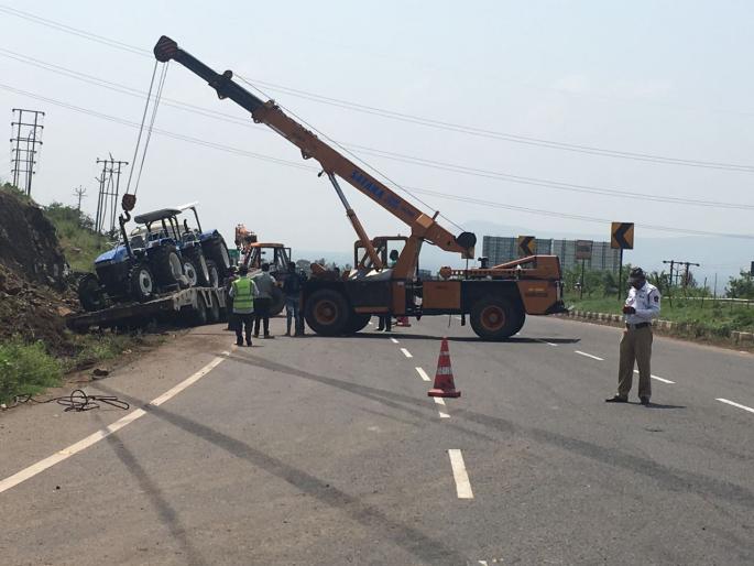 Container driver killed in the accident near Khindwadi | खिंडवाडीजवळील अपघातात कंटेनर चालक जागीच ठार Container driver killed in the accident near Khindwadi | खिंडवाडीजवळील अपघातात कंटेनर चालक जागीच ठार