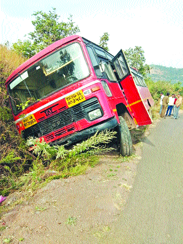 ST directly into the Nala due to stair lock in Mardhardev Ghat | मांढरदेव घाटात स्टेअरिंग लॉक झाल्याने एसटी थेट नाल्यात