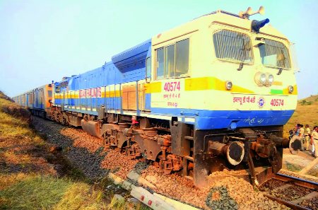 Engineer of Pune-Kolhapur Passenger Engine dropped in Vaghar station | वाठार स्टेशन येथे पुणे-कोल्हापूर पॅसेंजरचे इंजिन घसरले Engineer of Pune-Kolhapur Passenger Engine dropped in Vaghar station | वाठार स्टेशन येथे पुणे-कोल्हापूर पॅसेंजरचे इंजिन घसरले