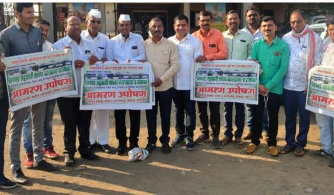 Fasting in front of Ajit Pawar's hall to implement Nisaka-Rasaka | निसाका-रासाका कार्यान्वित करण्यासाठी अजित पवार यांच्या दालनासमोर उपोषण Fasting in front of Ajit Pawar's hall to implement Nisaka-Rasaka | निसाका-रासाका कार्यान्वित करण्यासाठी अजित पवार यांच्या दालनासमोर उपोषण