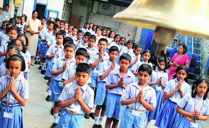 Distribution of uniforms to 5% of Zilla Parishad students | जिल्हा परिषदेच्या ७५ टक्के विद्यार्थ्यांना गणवेषाचे वाटप Distribution of uniforms to 5% of Zilla Parishad students | जिल्हा परिषदेच्या ७५ टक्के विद्यार्थ्यांना गणवेषाचे वाटप