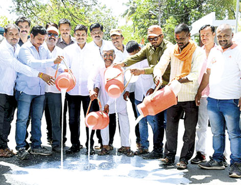 Farmers of Ahmednagar pour milk on the road | अहमदनगरमधील शेतकऱ्यांनी दूध ओतले रस्त्यावर