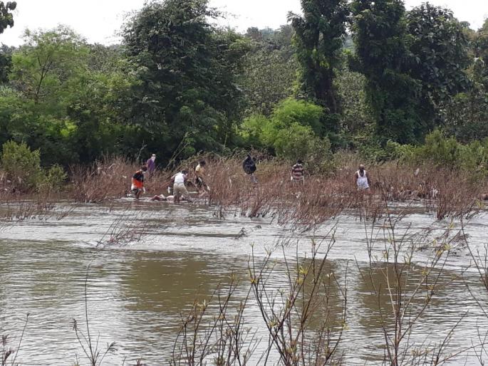 Found dead in a gold-plated bush | सोनाळी पात्रातील झुडपात आढळला वृद्धाचा मृतदेह Found dead in a gold-plated bush | सोनाळी पात्रातील झुडपात आढळला वृद्धाचा मृतदेह
