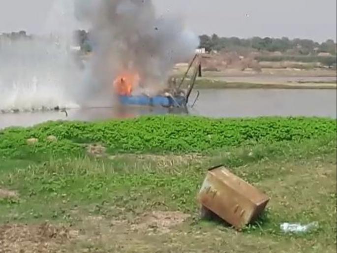 Sand Mafia raided 13 boats at Pimpalewadi | पिंपळाची वाडी येथे वाळू माफियांना दणका : १३ बोटी फोडल्या Sand Mafia raided 13 boats at Pimpalewadi | पिंपळाची वाडी येथे वाळू माफियांना दणका : १३ बोटी फोडल्या