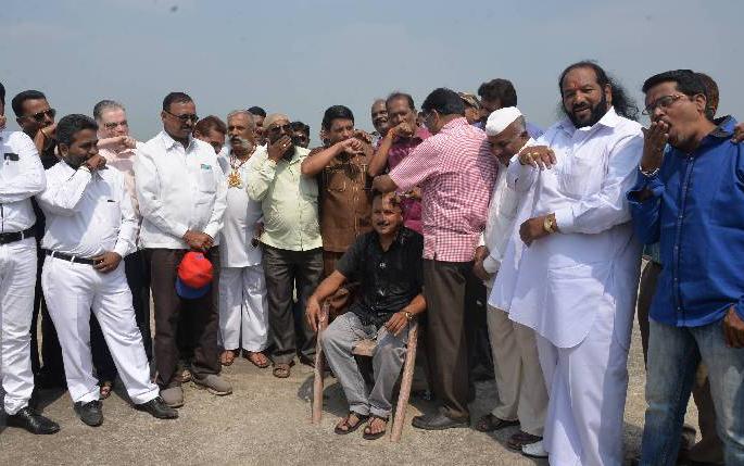 Shivshahi Pulpani protesters protest in Kolhapur, action committee members organized | कोल्हापुरात शिवाजी पूलप्रश्नी आंदोलकाचे अर्धमुंडन, कृती समितीच्या कार्यकर्त्यांनी केला शंखध्वनी