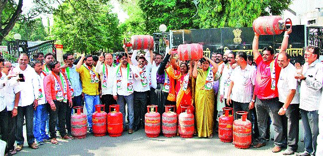 The nation's protests against the price hike | गॅस दरवाढीच्या निषेधार्थ राष्टÑवादीचे आंदोलन The nation's protests against the price hike | गॅस दरवाढीच्या निषेधार्थ राष्टÑवादीचे आंदोलन