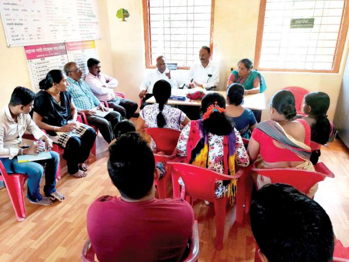The type of parents located in the Gram Panchayat, Humarmala-Walwal | पालकांचा ग्रामपंचायतीत ठिय्या, हुमरमळा-वालावल येथील प्रकार