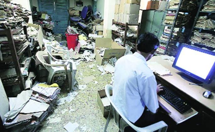 Satbara computerization is being used by all the people in Sindhudurg | सातबारा संगणकीकरणाचा सिंधुदुर्गातील सर्वसामान्यांना बसतोय फटका Satbara computerization is being used by all the people in Sindhudurg | सातबारा संगणकीकरणाचा सिंधुदुर्गातील सर्वसामान्यांना बसतोय फटका