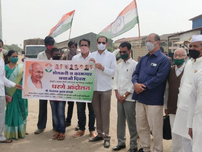 The agitation to hold Sinnar at the gate of the market committee on behalf of the Congress | सिन्नरला काँग्रेसच्यावतीने बाजार समितीच्या गेटवर धरणे आंदोलन The agitation to hold Sinnar at the gate of the market committee on behalf of the Congress | सिन्नरला काँग्रेसच्यावतीने बाजार समितीच्या गेटवर धरणे आंदोलन