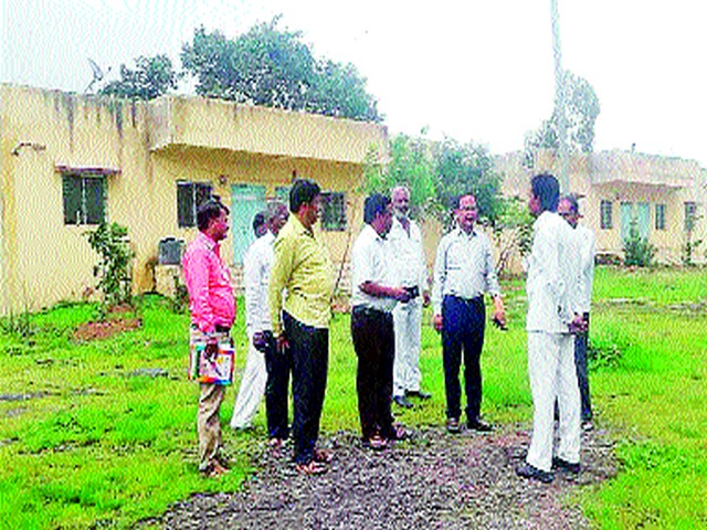 Inspection by health center officials | आरोग्य केंद्राची अधिकाऱ्यांकडून पाहणी Inspection by health center officials | आरोग्य केंद्राची अधिकाऱ्यांकडून पाहणी