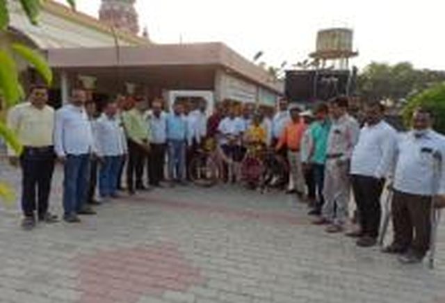 Divyang's father's journey for Leki's education | लेकीच्या शिक्षणासाठी दिव्यांग पित्याची तगमग Divyang's father's journey for Leki's education | लेकीच्या शिक्षणासाठी दिव्यांग पित्याची तगमग