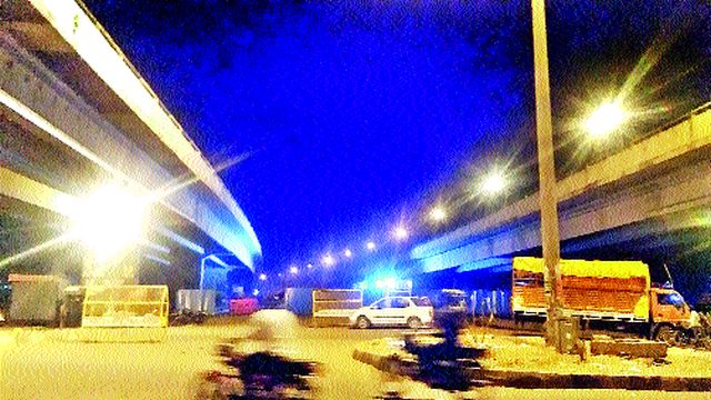 Start of road trip of the Lavani aisle | लावणी चौफुलीवरील उड्डाणपुलाचे पथदीप सुरू Start of road trip of the Lavani aisle | लावणी चौफुलीवरील उड्डाणपुलाचे पथदीप सुरू