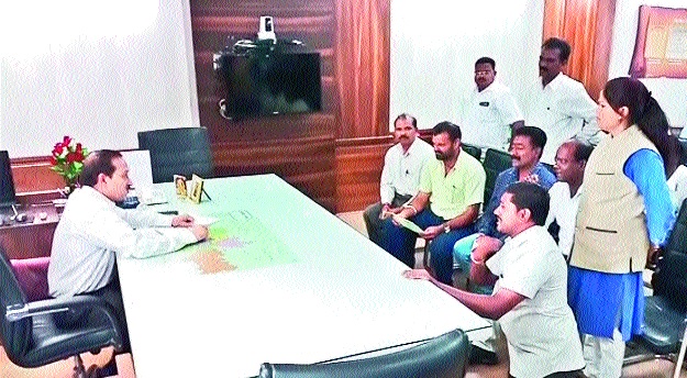 Shamrao Nagar councilor of Sangli rushed to rush! | सांगलीच्या शामरावनगरप्रश्नी नगरसेवकाला रडू कोसळले..! Shamrao Nagar councilor of Sangli rushed to rush! | सांगलीच्या शामरावनगरप्रश्नी नगरसेवकाला रडू कोसळले..!