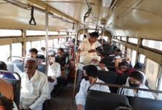 Ignoring passenger masks due to careless attitude | बेफिकीर वृत्तीमुळे प्रवाशांचे मास्ककडे दुर्लक्ष