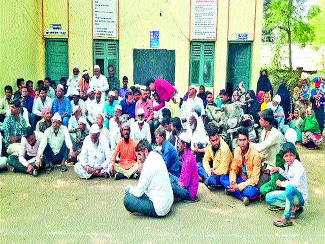 Ex-MLAs in front of police station | पोलीस ठाण्यासमोर आजी-माजी आमदारांचा ठिय्या Ex-MLAs in front of police station | पोलीस ठाण्यासमोर आजी-माजी आमदारांचा ठिय्या
