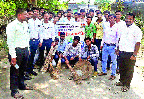 Kottamgaon: Students from the SND Engineering and TechnicNectry sweep the camp to clean the pilgrims | कोटमगाव : एसएनडी अभियांत्रिकी व तंत्रनिकेतनकडून परिसर स्वच्छ यात्रेतील स्वच्छतेसाठी विद्यार्थ्यांनी घेतले हातात झाडू