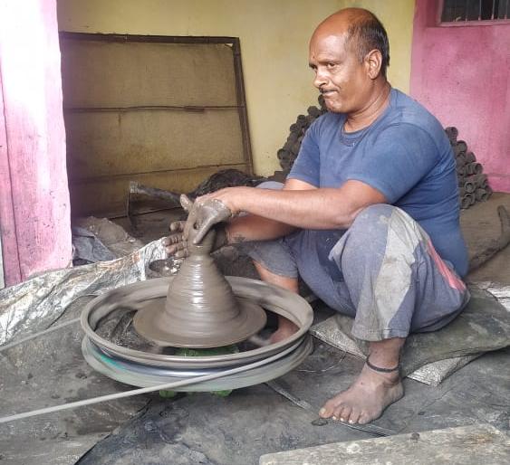 Craftsmen busy speeding up the making of Sugade on the backdrop of Sankranti: Importance for giving variety to Sankranti | संक्रांतीच्या पार्श्वभूमीवर सुगडे बनविण्याला वेग कारागीर व्यस्त : संक्रांतीला वाण देण्यासाठी महत्त्व Craftsmen busy speeding up the making of Sugade on the backdrop of Sankranti: Importance for giving variety to Sankranti | संक्रांतीच्या पार्श्वभूमीवर सुगडे बनविण्याला वेग कारागीर व्यस्त : संक्रांतीला वाण देण्यासाठी महत्त्व
