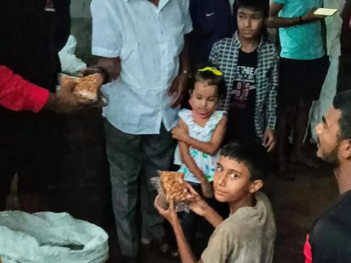 Distribution of free food to wrestlers | पहिलवानांना मोफत खुराकाचे वाटप