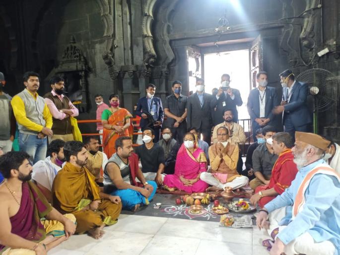 Shivraj Singh Chouhan opens doors for discussion to farmers: Trimbakaraja's family visit | शेतकऱ्यांना चर्चेची दारे उघडी शिवराजसिंह चौहान : त्र्यंबकराजाचे घेतले सहकुटुंब दर्शन Shivraj Singh Chouhan opens doors for discussion to farmers: Trimbakaraja's family visit | शेतकऱ्यांना चर्चेची दारे उघडी शिवराजसिंह चौहान : त्र्यंबकराजाचे घेतले सहकुटुंब दर्शन