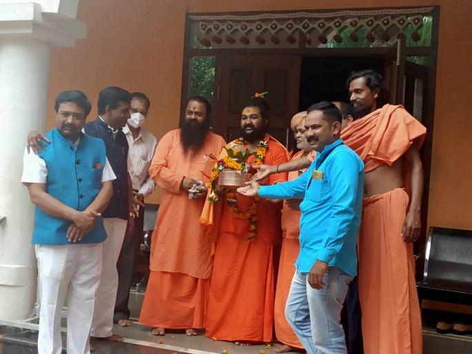 Mahant Girijanand Saraswati left for Ayodhya | महंत गिरिजानंद सरस्वती अयोध्येस रवाना Mahant Girijanand Saraswati left for Ayodhya | महंत गिरिजानंद सरस्वती अयोध्येस रवाना