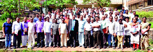 Control the school, college teachers | शाळा, महाविद्यालयीन शिक्षकांवर नियंत्रण आवश्यक Control the school, college teachers | शाळा, महाविद्यालयीन शिक्षकांवर नियंत्रण आवश्यक