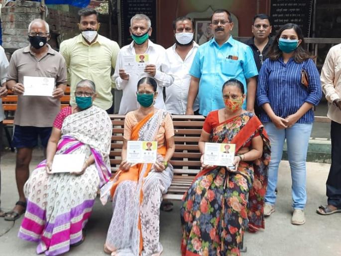 Gift of Mahatma Phule Jan Arogya Card to needy families in Naupada | नौपाडयातील गरजू कुटूबीयांना महात्मा फुले जन आरोग्य कार्डची भेट