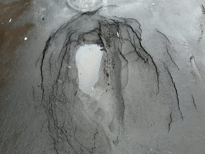 Cast the road-making contractor in the black list, NCP's demand, the road in the Brahmand area | निकृष्ठ रस्ता तयार करणाऱ्या ठेकेदाराला काळ्या यादीत टाका, राष्ट्रवादीची मागणी, ब्रम्हांड भागातही खचला रस्ता Cast the road-making contractor in the black list, NCP's demand, the road in the Brahmand area | निकृष्ठ रस्ता तयार करणाऱ्या ठेकेदाराला काळ्या यादीत टाका, राष्ट्रवादीची मागणी, ब्रम्हांड भागातही खचला रस्ता