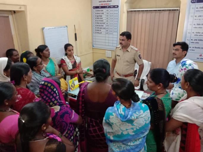 Angry woman arrives at police station for non-action on seized liquor kilns | पकडून दिलेल्या दारु भट्ट्यांबाबत कारवाई न केल्याने संतप्त महिलाचा पोलिस ठाण्यात येऊन विचारला जाब Angry woman arrives at police station for non-action on seized liquor kilns | पकडून दिलेल्या दारु भट्ट्यांबाबत कारवाई न केल्याने संतप्त महिलाचा पोलिस ठाण्यात येऊन विचारला जाब