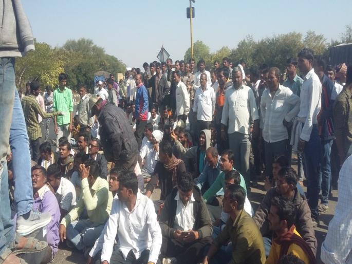 Stop the road for farmers, stop the auction due to collapse of onion in Umraon | उमराणेत कांदा भाव कोसळल्याने शेतकऱ्यांचा रास्ता रोको, लिलाव बंद पाडले Stop the road for farmers, stop the auction due to collapse of onion in Umraon | उमराणेत कांदा भाव कोसळल्याने शेतकऱ्यांचा रास्ता रोको, लिलाव बंद पाडले