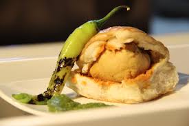 The taste will eat away at his pocket! Vadapav Mahagala: The decision was taken due to the increase in the price of groceries | चवीने खाणार त्याच्या खिशाला झळ बसणार! वडापाव महागला : किराणा मालाच्या दरवाढीमुळे घेतला निर्णय The taste will eat away at his pocket! Vadapav Mahagala: The decision was taken due to the increase in the price of groceries | चवीने खाणार त्याच्या खिशाला झळ बसणार! वडापाव महागला : किराणा मालाच्या दरवाढीमुळे घेतला निर्णय