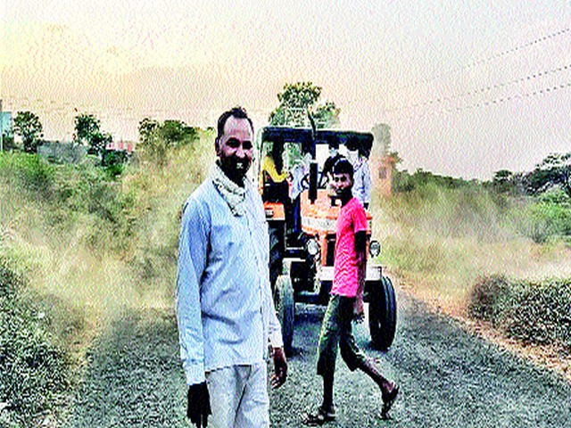 Spraying pesticides | वाकेत जंतुनाशक औषधांची फवारणी
