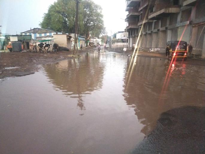 The presence of unseasonal rains in the city again | शहरात पुन्हा अवकाळी पावसाची हजेरी The presence of unseasonal rains in the city again | शहरात पुन्हा अवकाळी पावसाची हजेरी