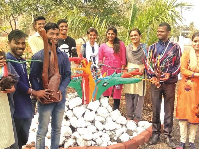Students made the 'West' to 'Best' craft | विद्यार्थ्यांनी हस्तकलेतून साकारली ‘वेस्ट’ ते ‘बेस्ट’ कलाकृती Students made the 'West' to 'Best' craft | विद्यार्थ्यांनी हस्तकलेतून साकारली ‘वेस्ट’ ते ‘बेस्ट’ कलाकृती