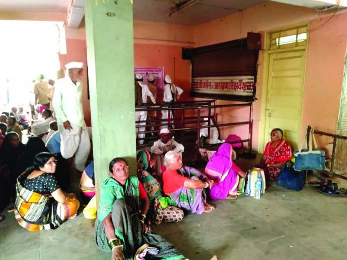 Senior citizens have to wait for smart card! | स्मार्ट कार्डासाठी ज्येष्ठ नागरिकांना बसावे लागतेय ताटकळत! Senior citizens have to wait for smart card! | स्मार्ट कार्डासाठी ज्येष्ठ नागरिकांना बसावे लागतेय ताटकळत!