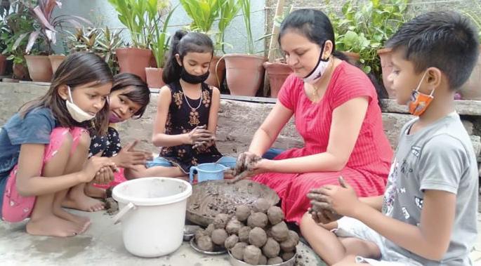 Hundreds of 'Sidsball' made by childrens in summer | उन्हाळ्यात चिमुकल्यांनी बनविले शेकडो ‘सिड्सबाॅल’ Hundreds of 'Sidsball' made by childrens in summer | उन्हाळ्यात चिमुकल्यांनी बनविले शेकडो ‘सिड्सबाॅल’