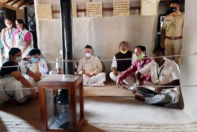 Our faith in Bapu who lives a life of sacrifice! | त्यागमय जीवन जगणाऱ्या बापूंप्रति आमची श्रद्धाच !