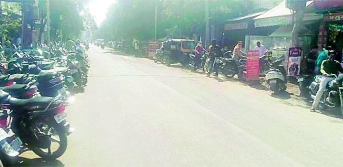 Unruly parking ... missing sidewalks ... | बेशिस्त पार्किंग...बेपत्ता फुटपाथ... Unruly parking ... missing sidewalks ... | बेशिस्त पार्किंग...बेपत्ता फुटपाथ...