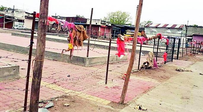 Illness before the inauguration of the vegetable market | भाजीबाजाराची उद्घाटनापूर्वीच दुर्दशा