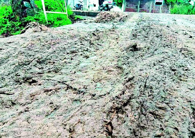 Traffic unsafe on VIP route | व्हीआयपी मार्गावरील वाहतूक असुरक्षित Traffic unsafe on VIP route | व्हीआयपी मार्गावरील वाहतूक असुरक्षित