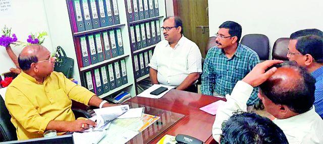 Farmers should not be deprived from agricultural pumps and electricity connections | शेतकरी कृषीपंप व वीजजोडणी पासून वंचित राहू नये Farmers should not be deprived from agricultural pumps and electricity connections | शेतकरी कृषीपंप व वीजजोडणी पासून वंचित राहू नये