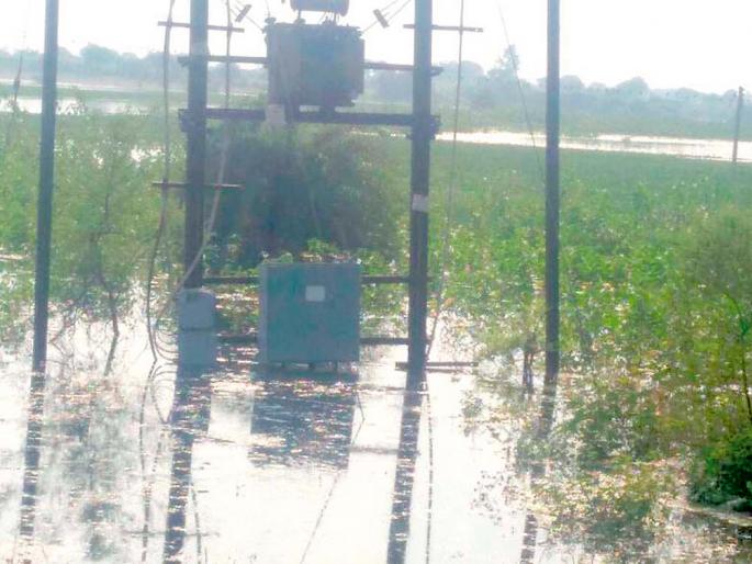 Break the power supply due to the backwater | बॅक वॉटरमुळे वीज पुरवठा खंडित Break the power supply due to the backwater | बॅक वॉटरमुळे वीज पुरवठा खंडित